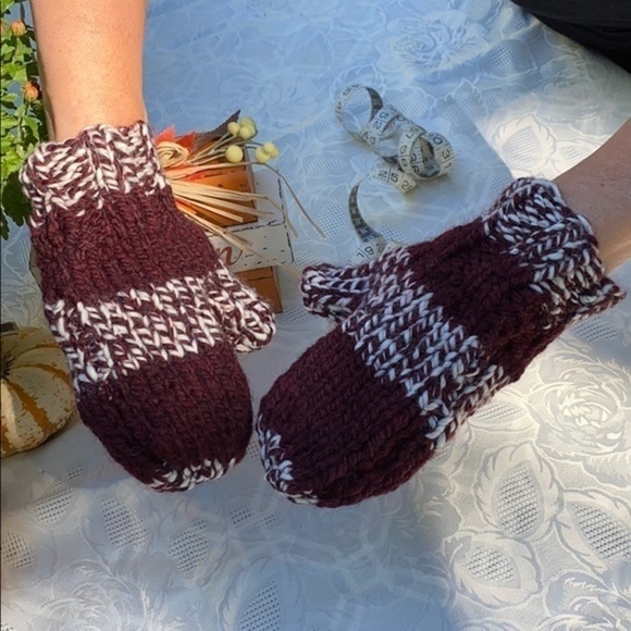 Hand made mittens - Picture 1 of 8